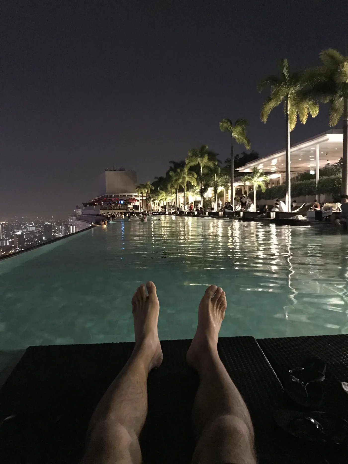 夜のマリーナベイサンズ インフィニティプールとサンラウンジャーから見たシンガポールの夜景