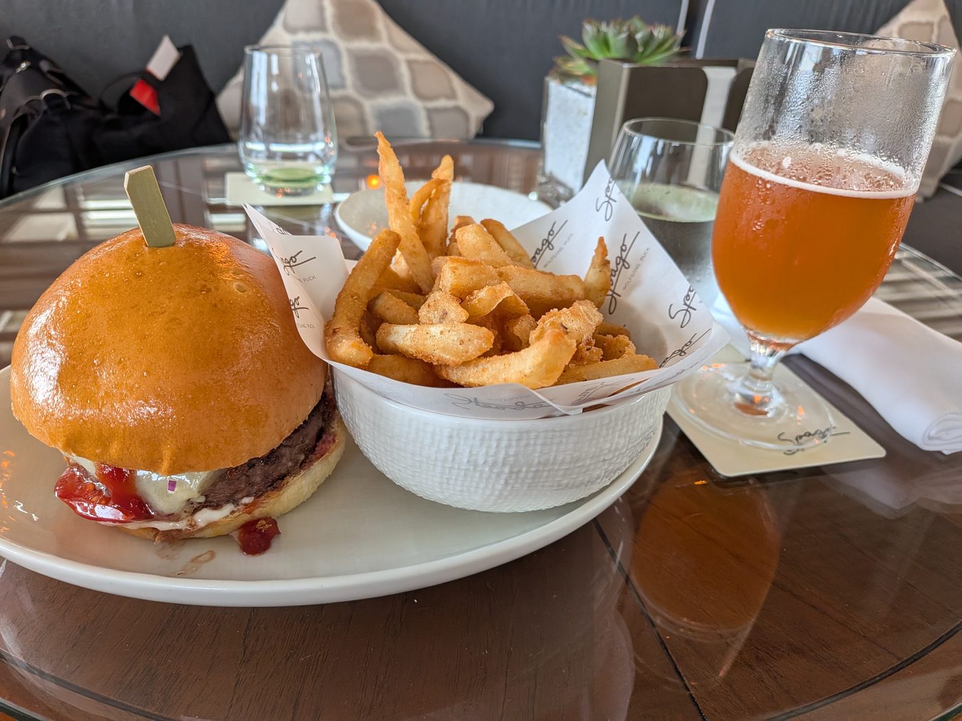 Spago Bar & Loungeで注文したグリルドアンガスビーフバーガーとフライドポテト、パウラーナーの生ビール