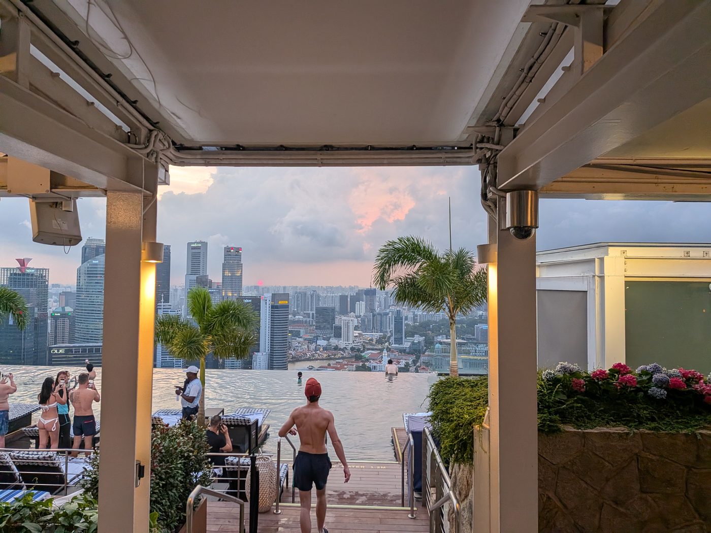 Spago Bar & Loungeのテラスから見たマリーナベイサンズのインフィニティプールと夕暮れの街並み